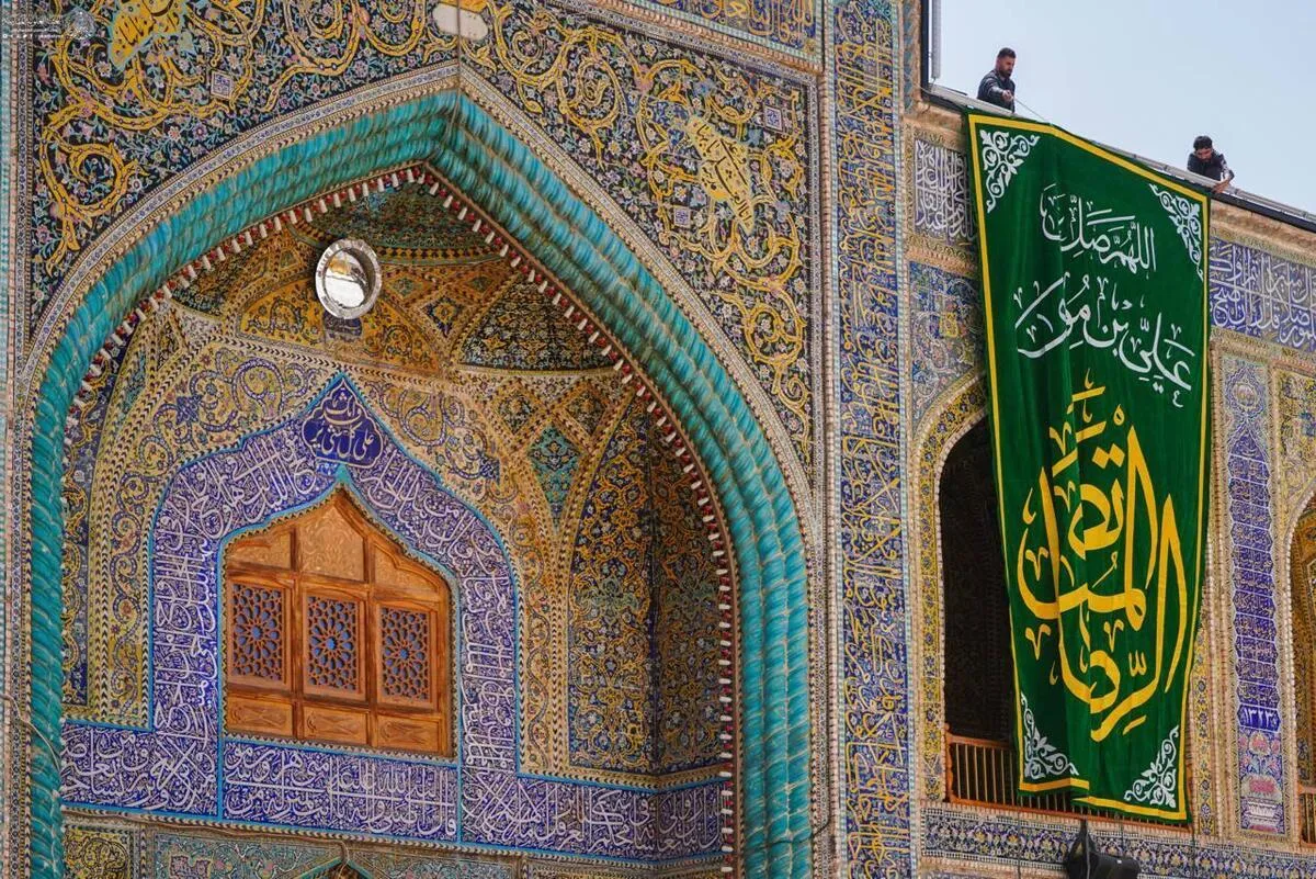نصب کتیبه‌های ولادت امام رضا (ع) در حرم امیر المومنین (ع) + تصاویر