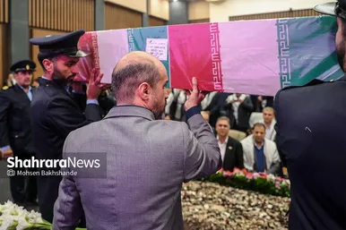 گزارش تصویری | بدرقه پیکر شهید گمنام دفاع مقدس در همایش سالیانه بسیجیان در مشهد