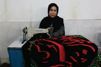 پرچم‌هایی که با وضو جان می‌گیرند | روایت زنی که بیست سال است نام ائمه(ع) را می‌دوزد