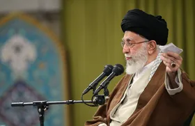 نماهنگ أین عمار| رهبر انقلاب: معناى بصیرت این است که در فتنه، در بین غبار، راه را گم نکنید
