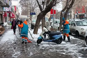 دست&zwnj;مریزاد و خداقوت به پاکبانان شهر مشهد | تلاش&zwnj;های بی&zwnj;وقفه در دمای زیر صفر درجه همچنان ادامه دارد + تصاویر