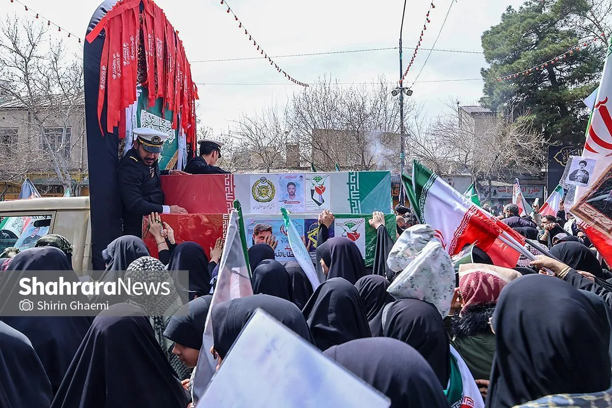 پیکر جمعی از دریادلان ناو دنا نیروی دریایی ارتش جمهوری اسلامی در مشهد تشییع شد (۲۹ اسفند ماه ۱۴۰۴) + فیلم