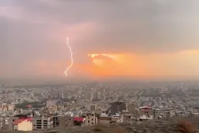 ویدئو | لحظه اصابت صاعقه در کرج (۱۱ مهر ۱۴۰۵)