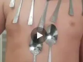 پسر اصفهانی که اجسام آهنی را به خود جذب می&zwnj;کند + فیلم