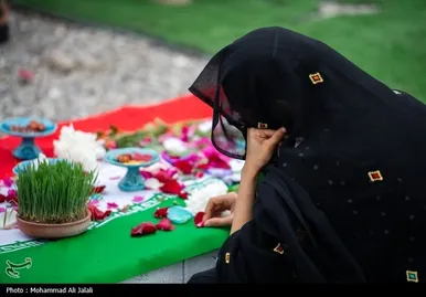 گزارش تصویری | لحظه تحویل سال در کنار قبور شهدای مدرسه شجره طیبه میناب