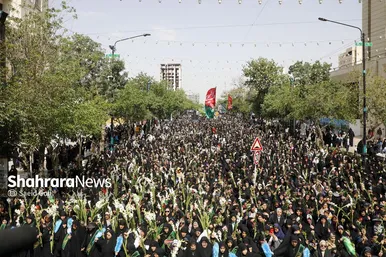 گزارش تصویری | آیین گلباران حرم امام‌رضا(ع) در نخستین روز دهه کرامت ۱۴۰۴