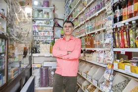 مجید انصاری کاسب جوان محله امامیه از ویژگی&zwnj;های یک عطاری مطمئن می&zwnj;گوید
