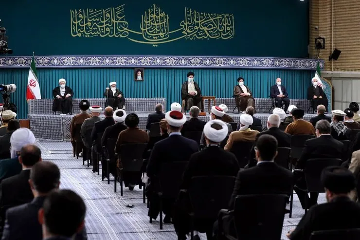 رهبر انقلاب: قدرت‌های دنیا با گرایش باطنا سیاسی و ظاهرا فکری سعی می‌کنند فردی بودن اسلام را تئوریزه کنند