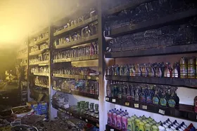 نجات ساکنان یک آپارتمان مسکونی در پی آتش سوزی یک هایپر مارکت در مشهد