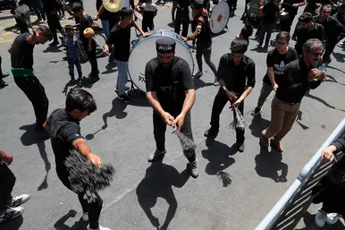 عزاداری روز عاشورا در خیابان امام رضا علیه السلام مشهد