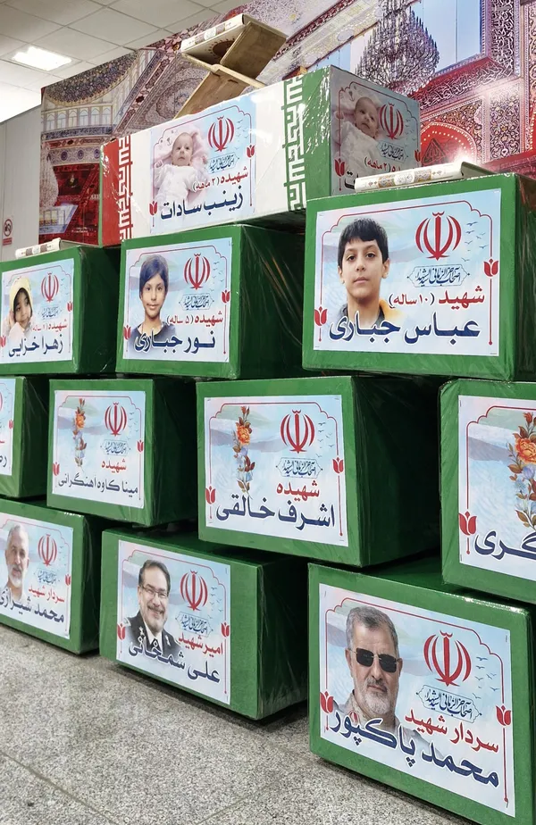 انقلابی دیگر در میدان انقلاب تهران | حضور پرشور مردم برای تشییع پیکر مطهر فرماندهان شهید و جمعی از شهدای مردمی + فیلم