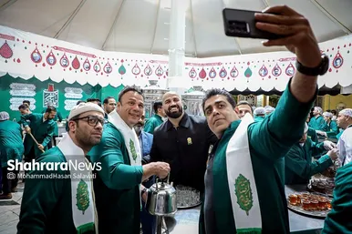 عرض ارادت قهرمانان ورزش ایران در حرم مطهر رضوی