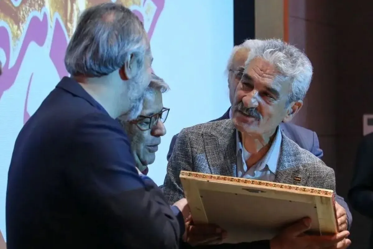 نشان درجه‌یک هنری به جعفر دهقان اهدا شد