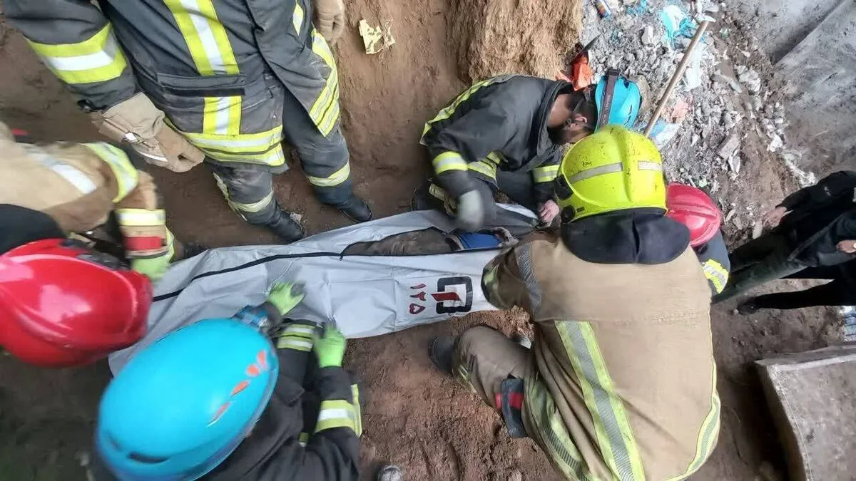مرگ پیرمرد کارگر در حادثه ریزش آوار در بولوار طبرسی جنوبی مشهد + جزئیات (۲۲ بهمن ۱۴۰۴)