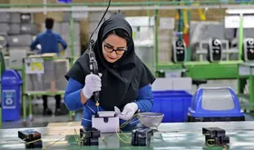 کاهش مشارکت اقتصادی زنان ایران از ۱۷ به ۱۲ درصد در یک سال
