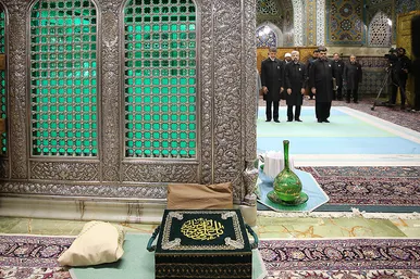 غبارروبی مضجع منور امام رضا(ع)