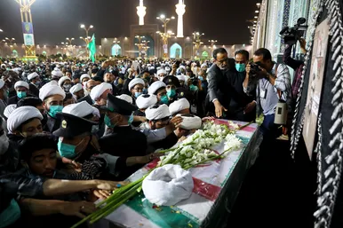 مراسم وداع با پیکر شهید حجت‌الاسلام محمد اصلانی در حرم مطهر رضوی