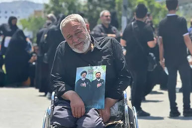 همه برای آخرین دیدار با شهید جمهور آمده‌اند (۳ خرداد ۱۴۰۳)