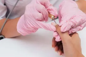 لاکِ زیبایی، لُکنتِ تکلیف | دیدگاه شرعی و پزشکی درباره کاشت ناخن