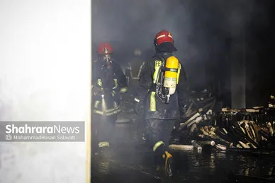 مهار حریق انبار کاغذ دیواری در مشهد