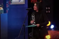 ویدئو | لحظه اهدای سیمرغ بهترین بازیگر نقش مکمل زن به لیندا کیانی برای فیلم ۱۹۶۸
