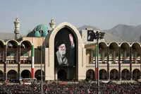 ویدئو | روضه‌خوانی سوزناک حاج محمود کریمی در مصلی تهران؛ نوای وداع پیش از اقامه نماز بر پیکر «آقای شهید ایران»