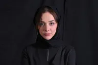 المیرا دهقانی در کنار فرهاد آئیش روی صحنه می‌رود