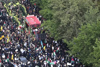 عکس‌هایی از اقامه نماز رهبر انقلاب بر پیکر مجاهد بزرگ شهید اسماعیل هنیه