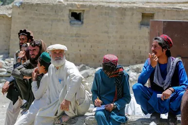 هلال احمر ایران در کنار زلزله زدگان افغانستانی