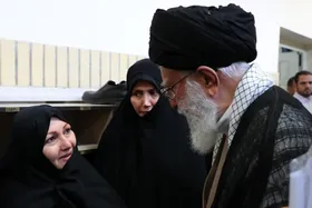 ویدئو | لحظاتی از حضور رهبر معظم انقلاب در منزل &laquo;شهید علی&zwnj;محمدی&zwnj;&zwnj;&raquo;، پس از شهادت دانشمند هسته&zwnj;ای
