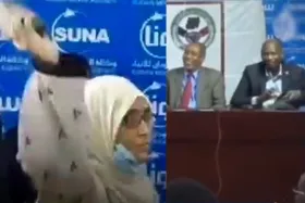 پرتاب لنگه کفش خبرنگار به سمت سیاستمدار سودانی + فیلم