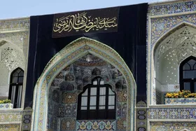 ویدئو | آغاز عملیات نصب کتیبه&zwnj;های ایام عزاداری دهه آخر ماه صفر در حرم امام رضا(ع)