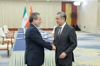 وزیر خارجه چین: پکن به حمایت از ایران در مقاومت در برابر زورگویی ادامه می‌دهد
