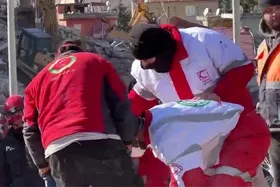 نجات پدر و دختری بعد از ١٣٠ ساعت از زیر آوار + فیلم و تصاویر