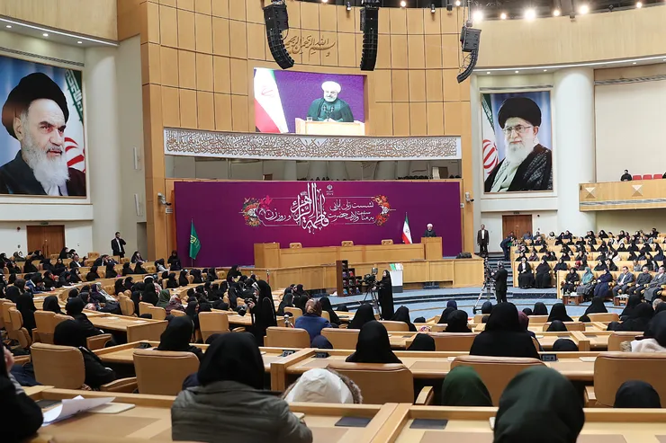روحانی: در نیمه اول ۹۸؛ ۲۶ درصد مدیران را خانم‌ها تشکیل می‌دهند/ ۴ درصد افزایش در سال‌های اخیر