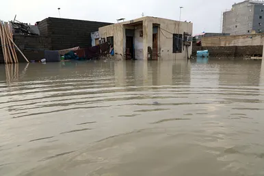 امداد‌رسانی آتش‌نشانان مشهد به مناطق سیل‌زده کنارک