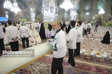 گزارش تصویری | ضیافت افطار دختران روزه اولی در حرم مطهر امام رضا(ع)