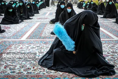 اهتزاز پرچم عزای حسینی بر فراز گنبد حرم رضوی