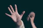 یک فعال سیاسی: حدود ۱۰ سال از معطل ماندن لایحه مقابله با خشونت علیه زنان می‌گذرد