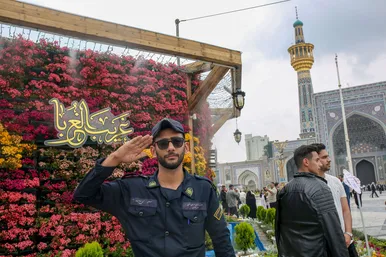 گل آرایی حرم مطهر رضوی در دهه کرامت 