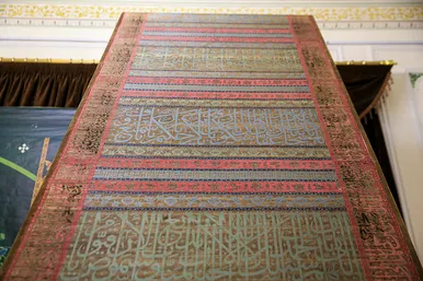رونمایی از منسوج زر بافت مضجع حضرت رضا (ع)