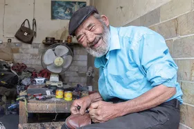 گفتگو با قدیمی ترین کفاش محله نوده مشهد | تولید نخستین کفش پاشنه بلند در مشهد توسط غلام&zwnj;حسین قاسمی