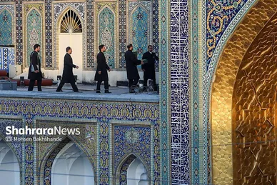 عکس‌هایی از مراسم تعویض پرچم گنبد حرم امام رضا (ع) (۱۷ شهریور ۱۴۰۳)