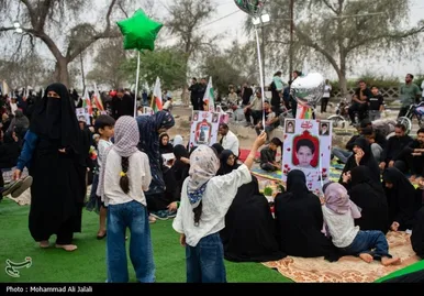گزارش تصویری | لحظه تحویل سال در کنار قبور شهدای مدرسه شجره طیبه میناب