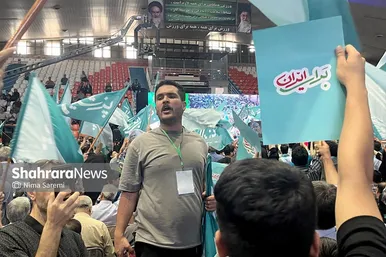 عکس‌هایی از حضور هواداران مسعود پزشکیان در ورزشگاه شهید بهشتی مشهد
