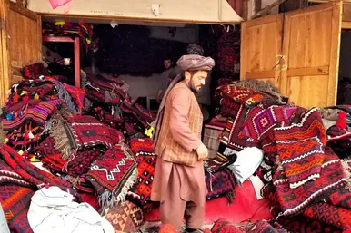 گلیم‌های رنگارنگ بازار میمنه در فاریاب افغانستان