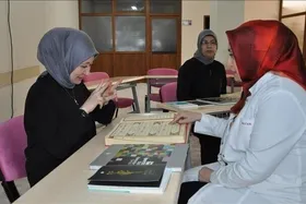 آموزش قرآن کریم به زنان کم&zwnj;شنوا ازسوی یک مؤسسه قرآنی در جنوب ترکیه