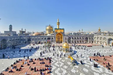 عکس‌هایی از نصب کتیبه‌های ولادت امام حسن مجتبی(ع) در حرم مطهر رضوی