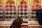 بوسه حجت‌الاسلام والمسلمین گلپایگانی بر تابوت فرزند ۱۴ ماهه | پدر و دختر به پابوسی علمدار رفتند +عکس