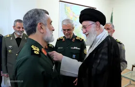 رهبری به فرمانده نیروی هوافضای سپاه به دلیل عملیات درخشان &laquo;وعده صادق&raquo;، &laquo;نشان فتح&raquo; دادند